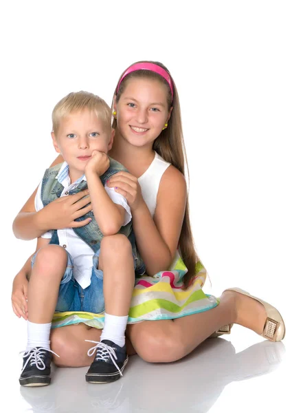 Een tienermeisje met haar jongere broer — Stockfoto