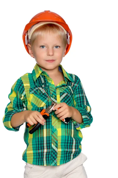 De kleine jongen in de helm van de bouwer. — Stockfoto