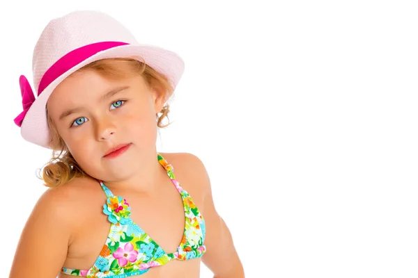 Una pequeña chica bronceada en traje de baño y sombrero . — Foto de Stock