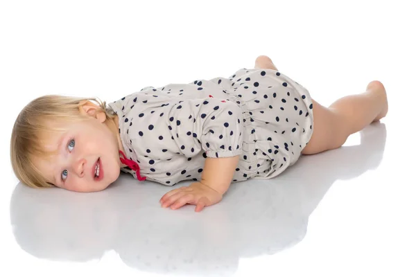 Malá holčička leží na podlaze — Stock fotografie