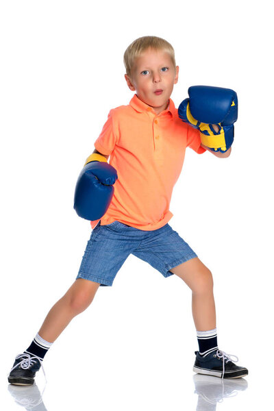 Мальчик в боксёрских перчатках
.