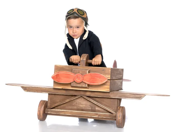 Petit garçon avec un avion en bois . — Photo