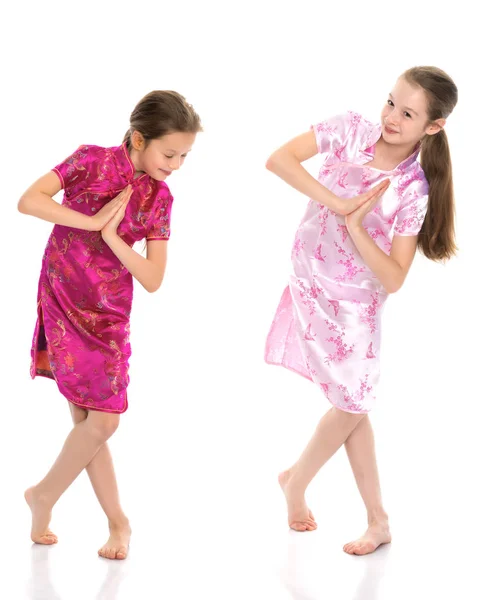 Flickor är systrar i kinesiska nationella klänningar. — Stockfoto