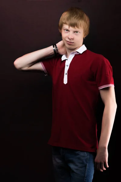 Un giovane ragazzo dai capelli rossi — Foto Stock