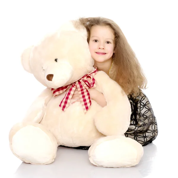 Klein meisje met teddybeer — Stockfoto