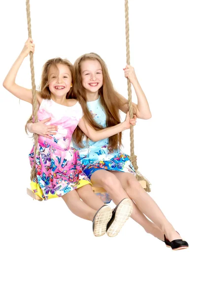 Filles swing sur une balançoire . — Photo