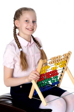 Kız abacus üzerinde sayar