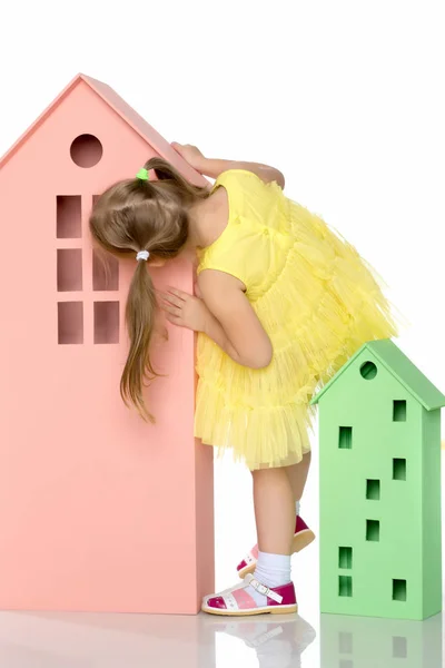 Dziewczynka bawi się z domów drewnianych. — Zdjęcie stockowe