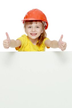 Kız bir inşaat kask içinde dışarı bir Pano arkasından iletiye göz atar.