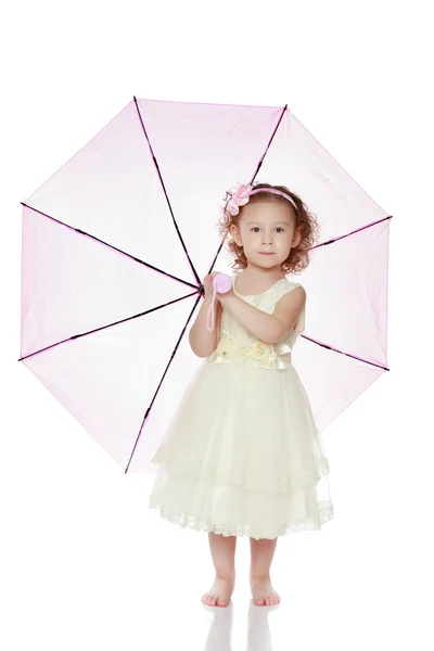 Petite fille sous un parapluie . — Photo
