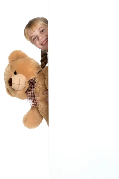 Маленька дівчинка з плюшевим ведмедем — стокове фото