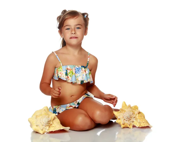 Niña en traje de baño con concha — Foto de Stock