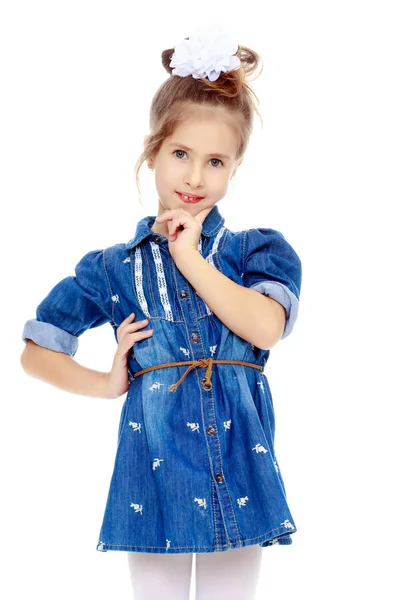 Маленькая девочка в синем платье . — стоковое фото