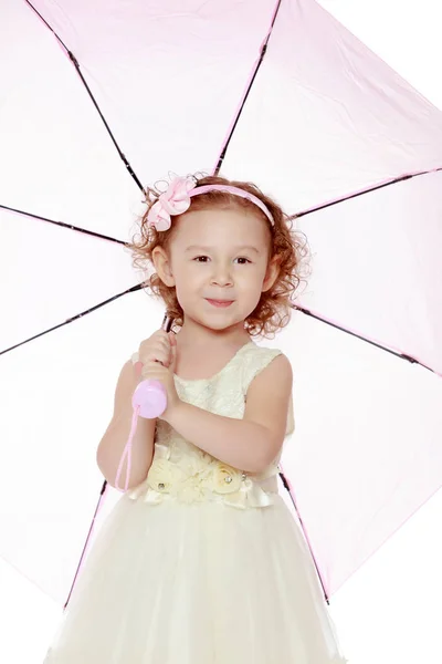 Menina sob um guarda-chuva . — Fotografia de Stock