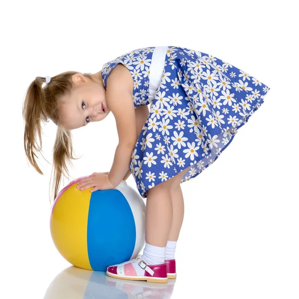 Dziewczynka bawi się z piłką — Zdjęcie stockowe