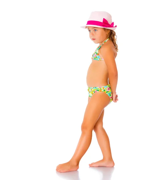 Mała dziewczynka opalony w strój kąpielowy i kapelusz. — Zdjęcie stockowe