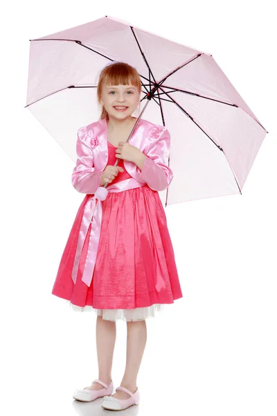 Piccola ragazza bionda con un ombrello rosa . — Foto Stock