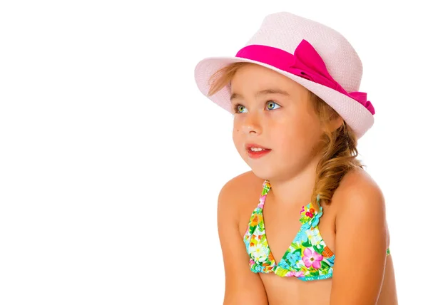Ένα μικρό μαυρισμένο κορίτσι σε ένα μαγιό και καπέλο. — Φωτογραφία Αρχείου