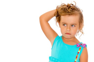 Küçük bir kız saçını düzeltiyor..