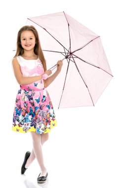 Şemsiyeli küçük kız.
