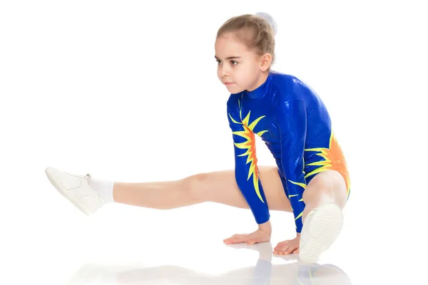 Una chica gimnasta realiza una parada en sus manos . —  Fotos de Stock