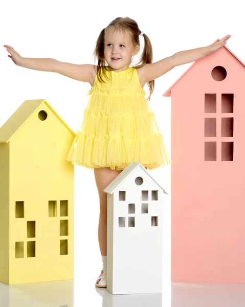 Bambina sta giocando con le case di legno . — Foto Stock