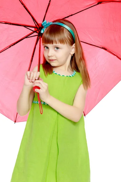 女孩在阳光下紧闭, 雨下了一把红伞. — 图库照片