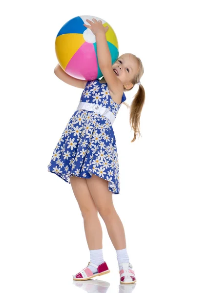 Ragazzina sta giocando con una palla — Foto Stock