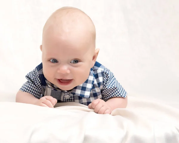 Un charmant bébé regarde la caméra . — Photo