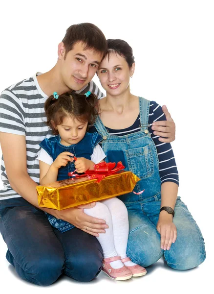 Famiglia giovane in vacanza di Natale . — Foto Stock