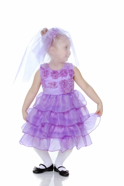 Menina em vestido roxo . — Fotografia de Stock