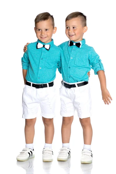 Två små pojkar i full tillväxt. — Stockfoto