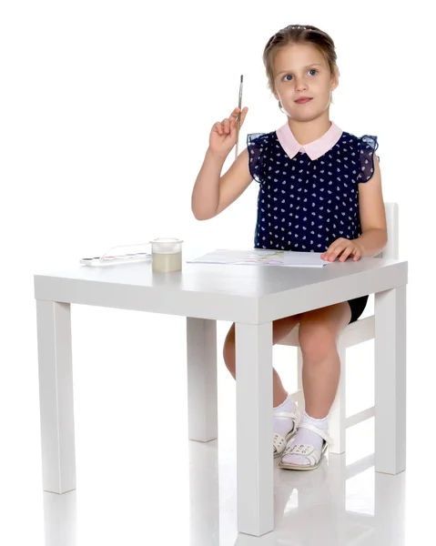 A little girl paints with paint and brush. — Stock Photo, Image
