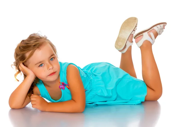 Маленькая девочка лежит на полу — стоковое фото