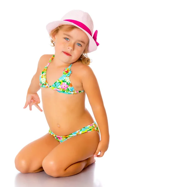 Une petite fille bronzée en maillot de bain et un chapeau . — Photo