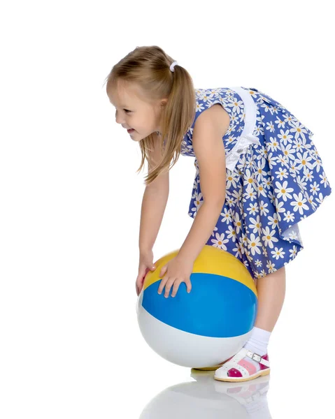 Niña está jugando con una pelota —  Fotos de Stock