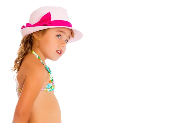 Una pequeña chica bronceada en traje de baño y sombrero . — Foto de Stock