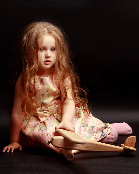 Κοριτσάκι σε μαύρο φόντο — Φωτογραφία Αρχείου