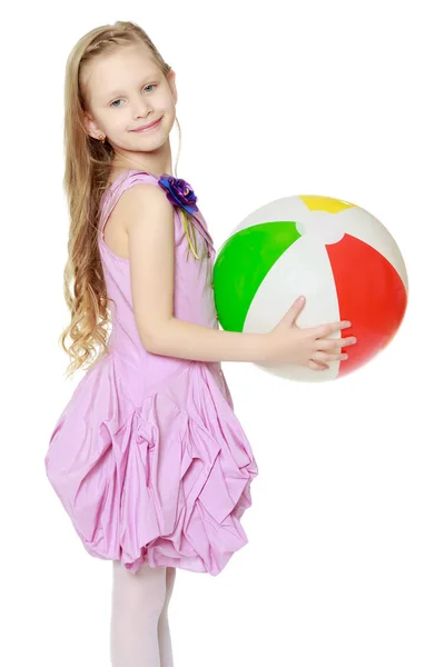 Hermosa niña con una gran bola inflable multicolor — Foto de Stock
