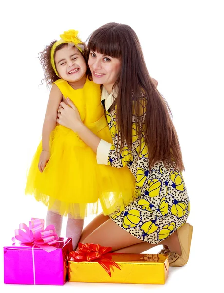 Moeder en dochter met geschenken in het nieuwe jaar — Stockfoto