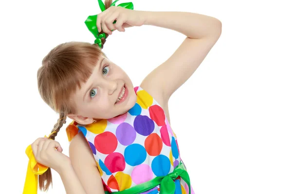 Una bambina in un vestito con un modello da circo multicolore — Foto Stock