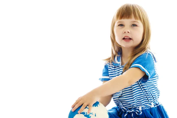 Una bambina guarda il globo . — Foto Stock