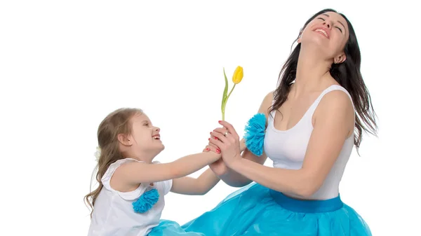 妈妈和女儿与一朵郁金香. — 图库照片