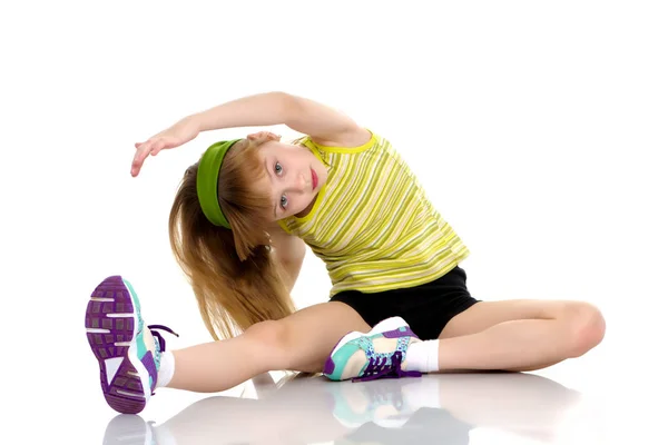 Гімнастка виконує акробатичний елемент на підлозі . — стокове фото