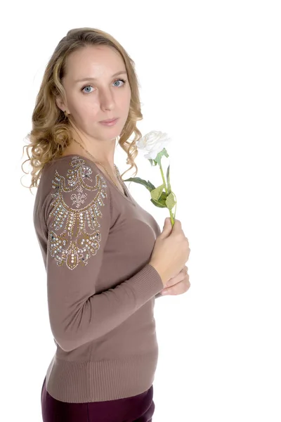 一个手里拿着花的年轻女人 — 图库照片