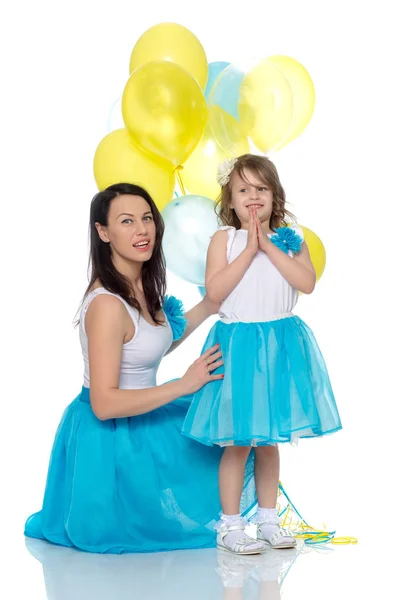 Anne ve kızı renkli balonlar ile. — Stok fotoğraf