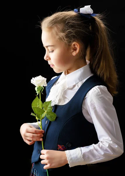 Meisje met een bloem in haar hand. — Stockfoto