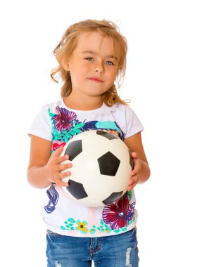 Bir futbol topu ile küçük kız.