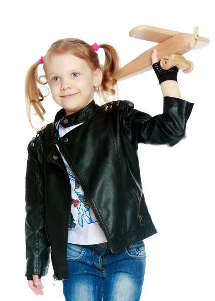Kleines Mädchen mit einem Flugzeug in der Hand. — Stockfoto