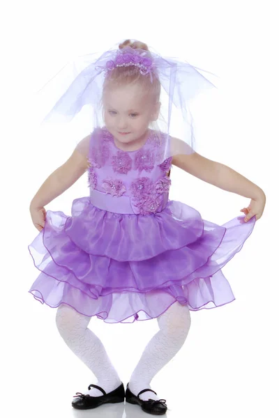 Liten flicka i lila klänning. — Stockfoto
